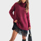 Roter Pullover und schwarzes Kleid
