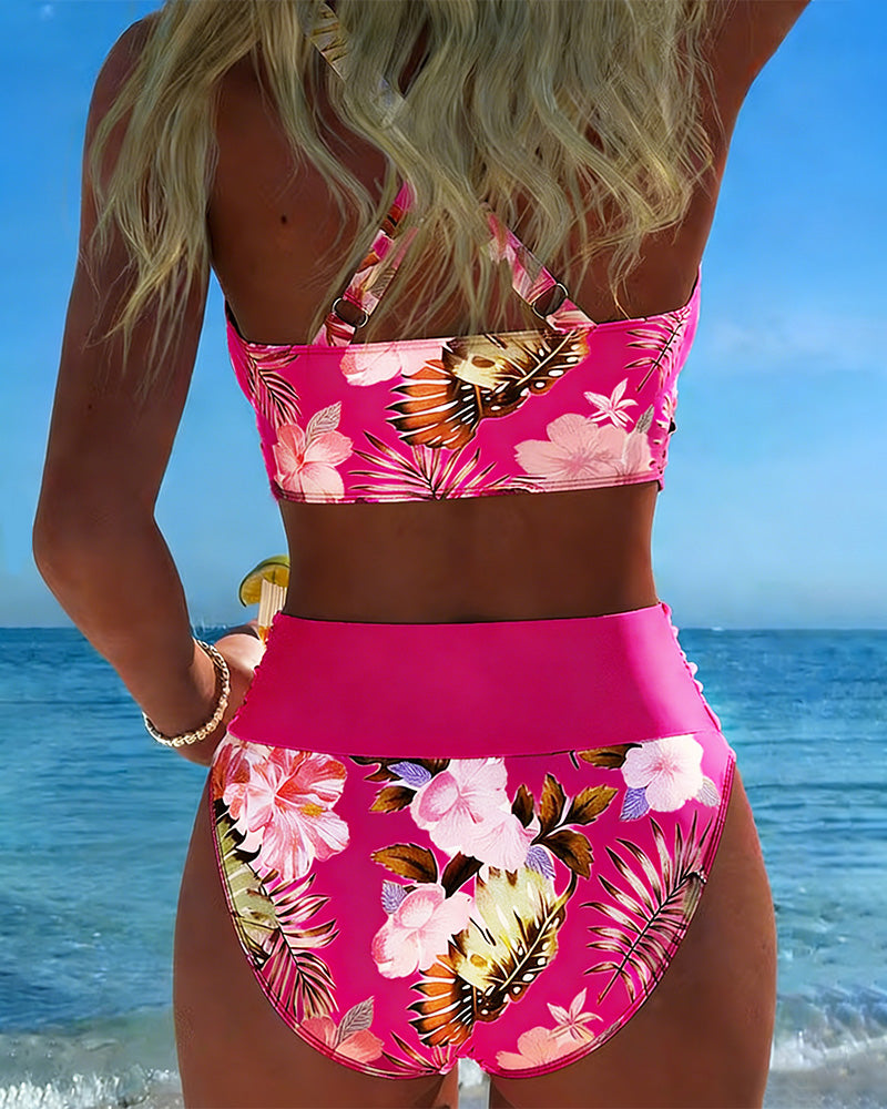 Bikini mit auffälligem Blumenmuster und seitlichem Schlitz
