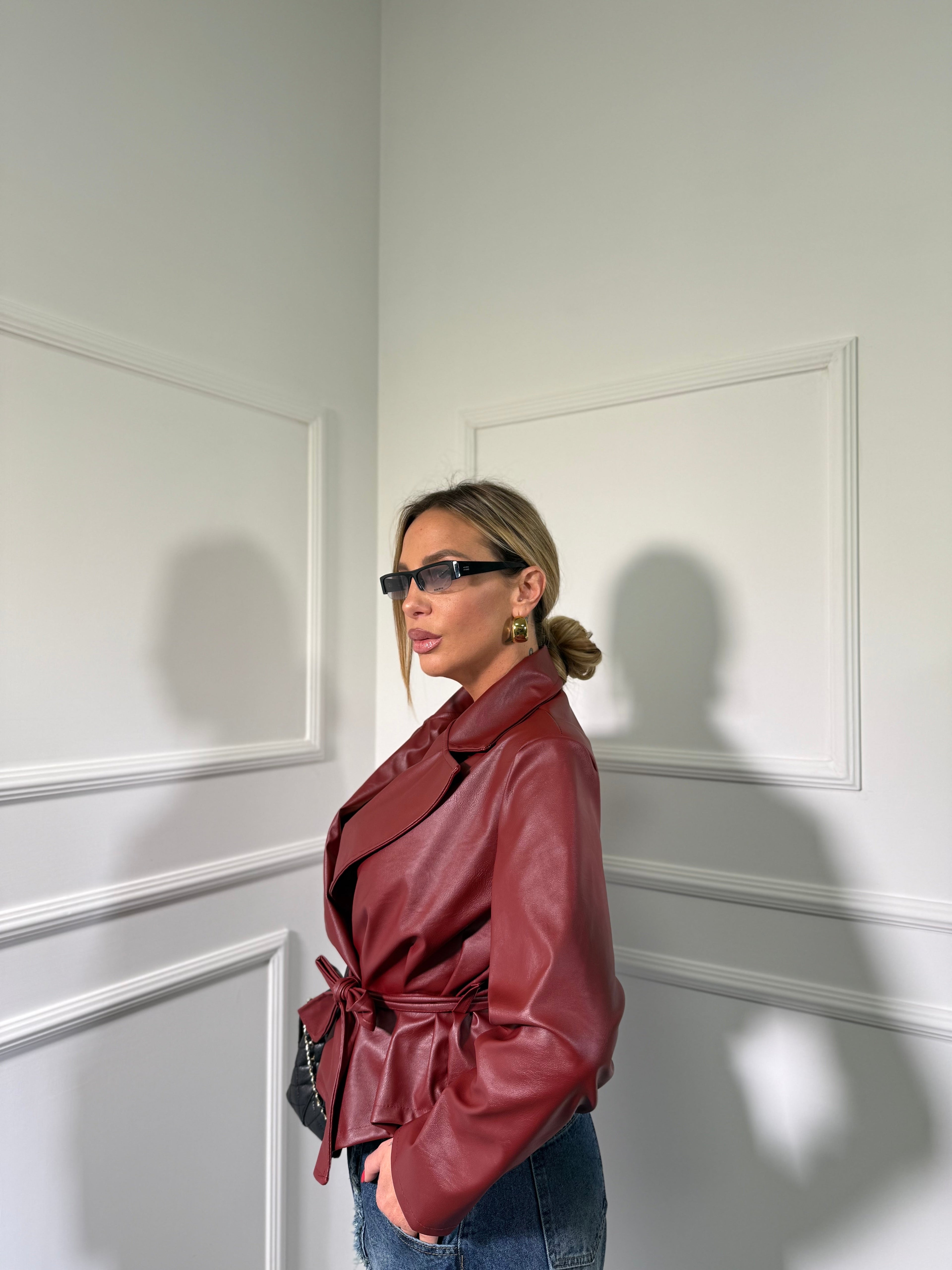 JAMILIA / TAILLIERTER MANTEL AUS KUNSTLEDER MIT SCHULTERPOLSTERN