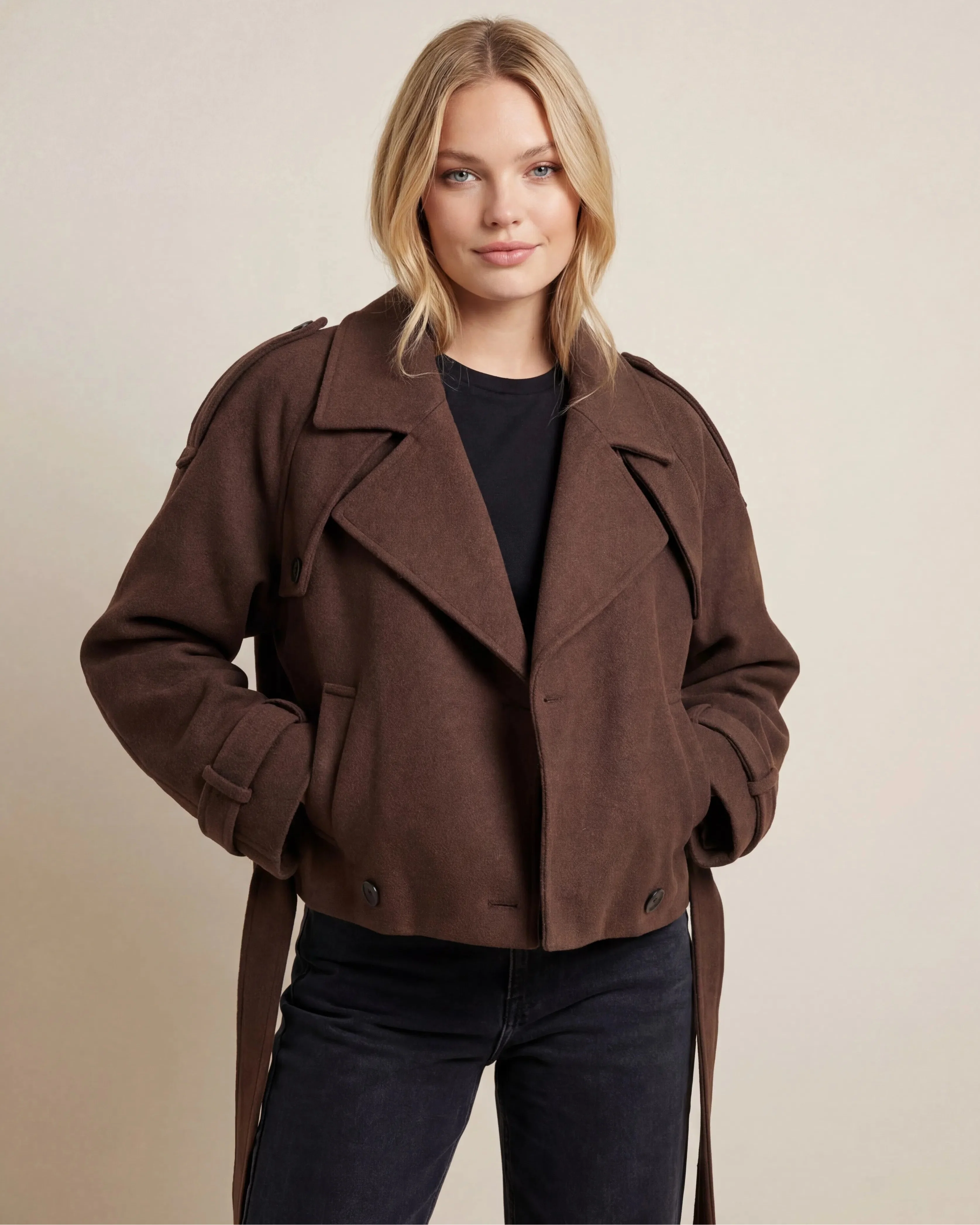 Kurze Jacke für Damen mit Schulterriegeln und Gürtel