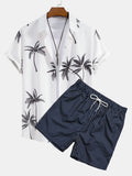 Hemd mit Palmenmuster und gestreiften Shorts zum Schwimmen