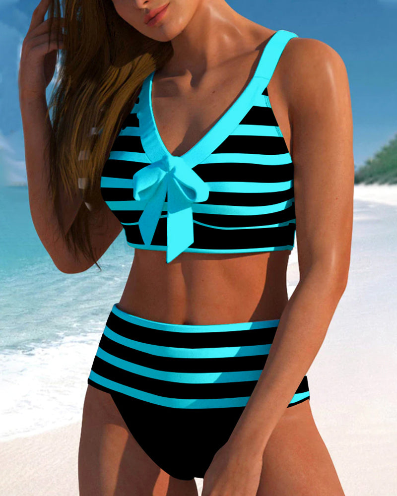 Hochtaillierter gestreifter Bikini