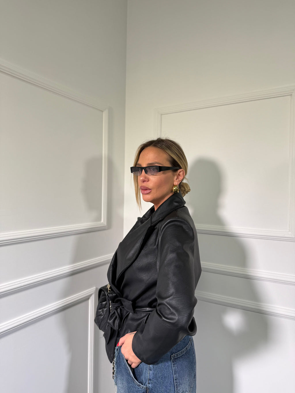 JAMILIA / TAILLIERTER MANTEL AUS KUNSTLEDER MIT SCHULTERPOLSTERN