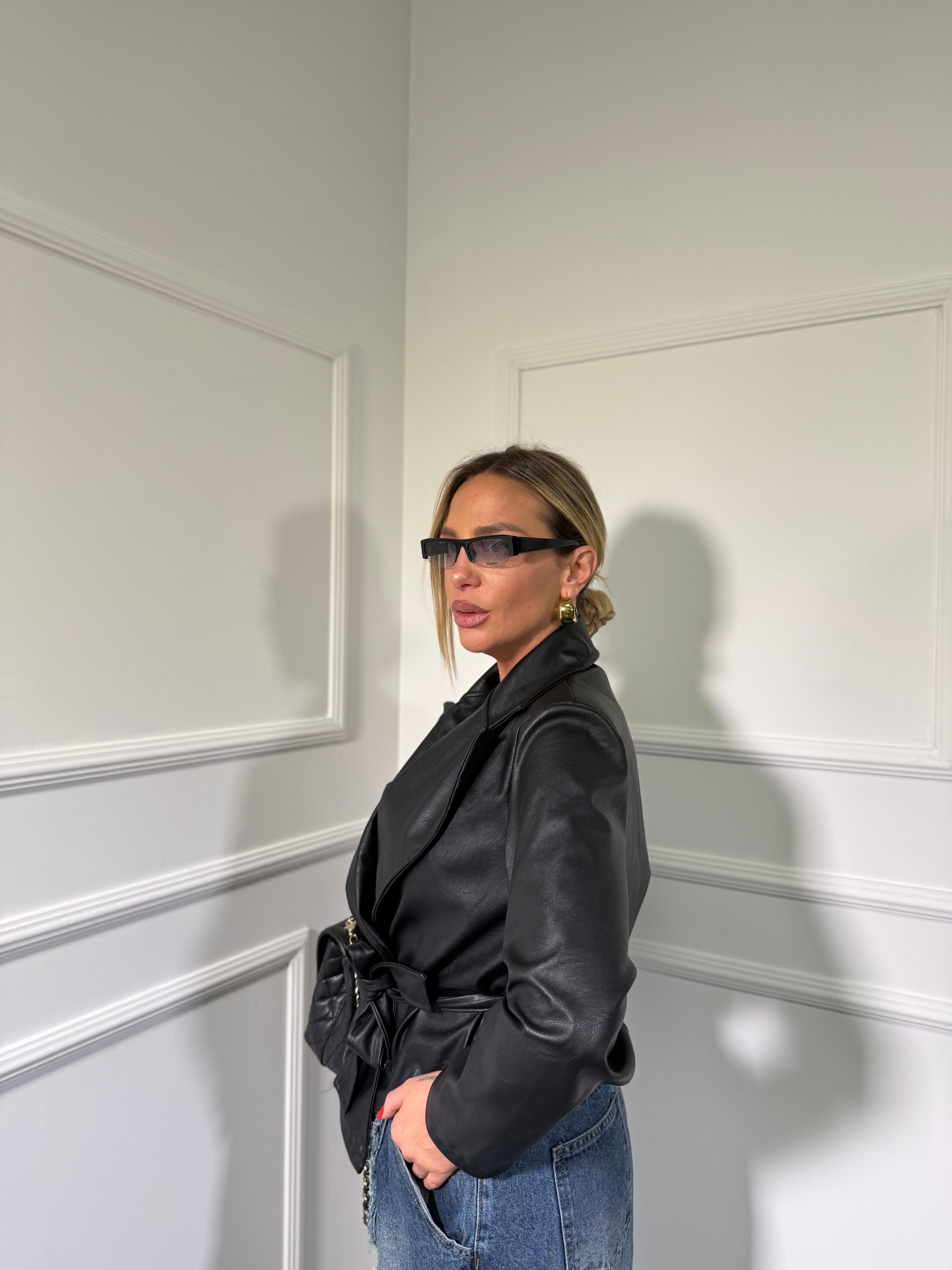 JAMILIA / TAILLIERTER MANTEL AUS KUNSTLEDER MIT SCHULTERPOLSTERN