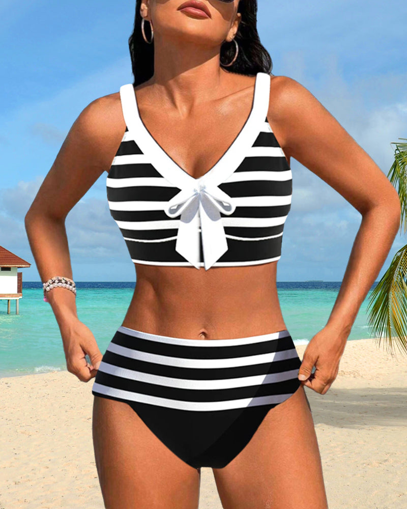 Hochtaillierter gestreifter Bikini
