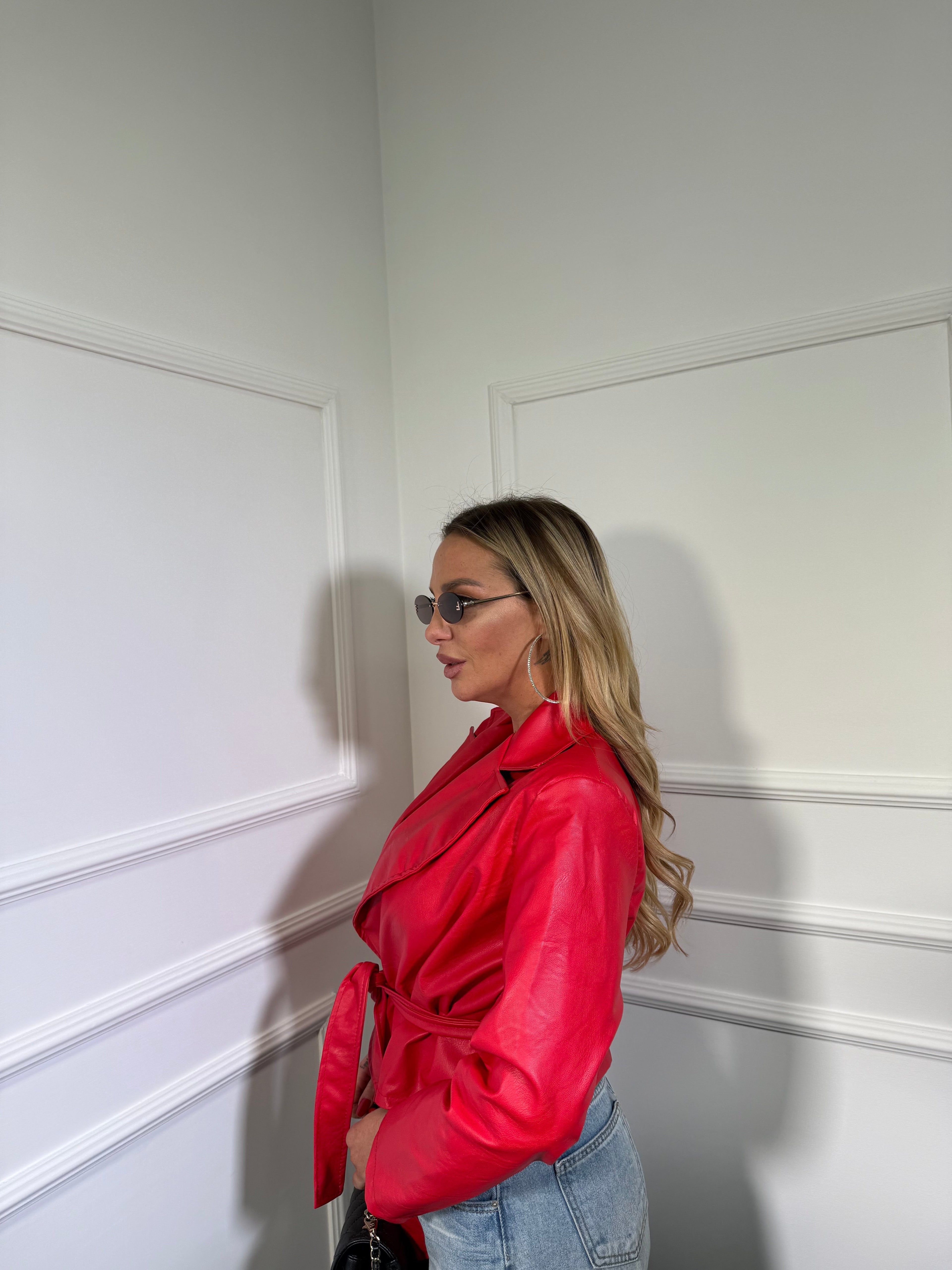 JAMILIA / TAILLIERTER MANTEL AUS KUNSTLEDER MIT SCHULTERPOLSTERN
