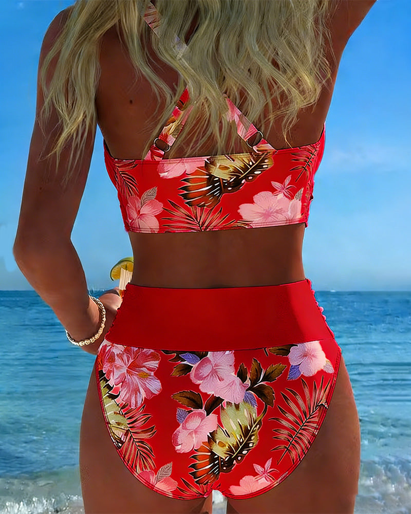 Bikini mit auffälligem Blumenmuster und seitlichem Schlitz