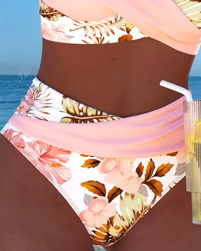 Bikini mit auffälligem Blumenmuster und seitlichem Schlitz