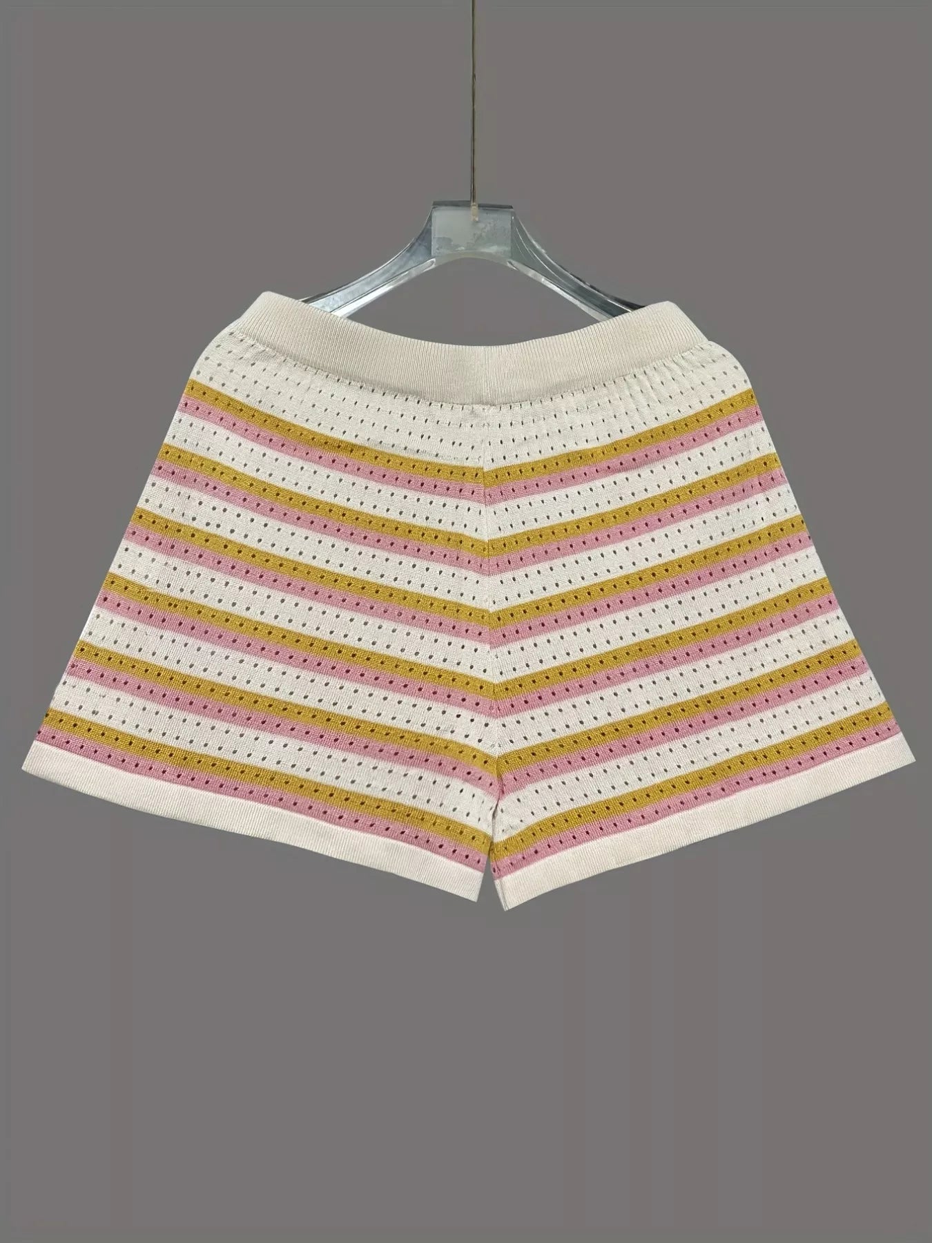 Durchbrochenes Oberteil mit Knöpfen und Shorts im Set