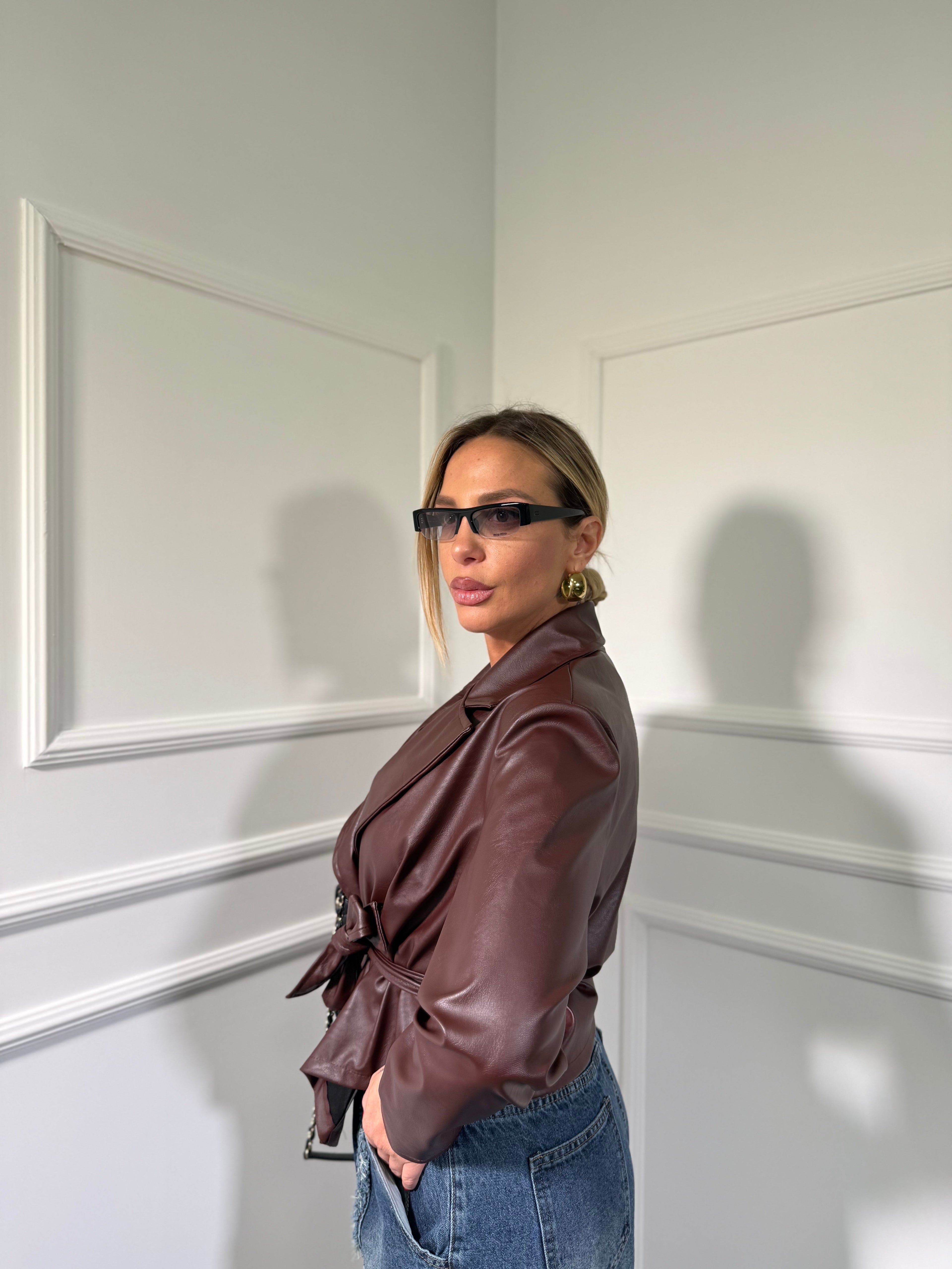 JAMILIA / TAILLIERTER MANTEL AUS KUNSTLEDER MIT SCHULTERPOLSTERN