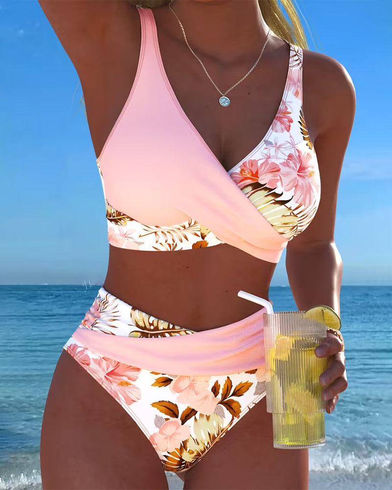 Bikini mit auffälligem Blumenmuster und seitlichem Schlitz