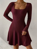 Nova | Kleid mit eckigem Ausschnitt und weitem Rock