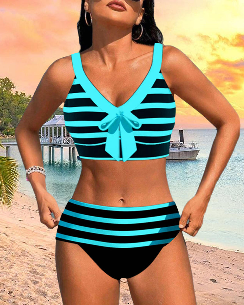 Hochtaillierter gestreifter Bikini