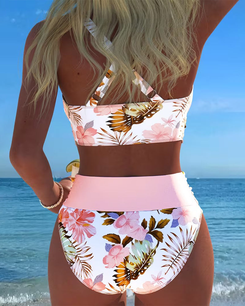 Bikini mit auffälligem Blumenmuster und seitlichem Schlitz
