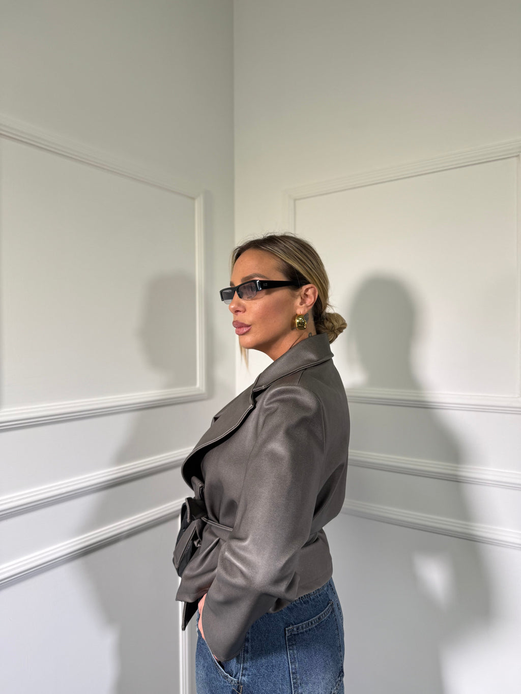 JAMILIA / TAILLIERTER MANTEL AUS KUNSTLEDER MIT SCHULTERPOLSTERN