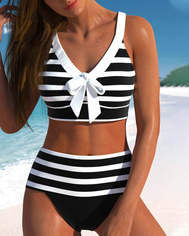 Hochtaillierter gestreifter Bikini