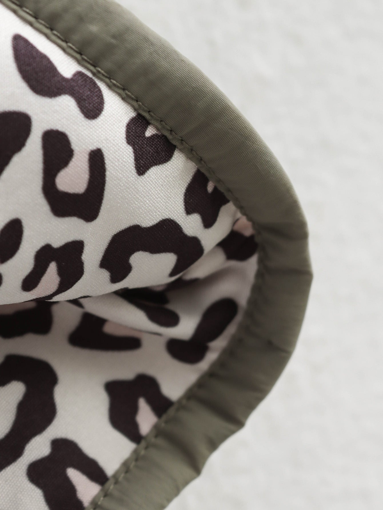 Leichte Steppjacke für Damen mit Leoparden-Details und ohne Kragen