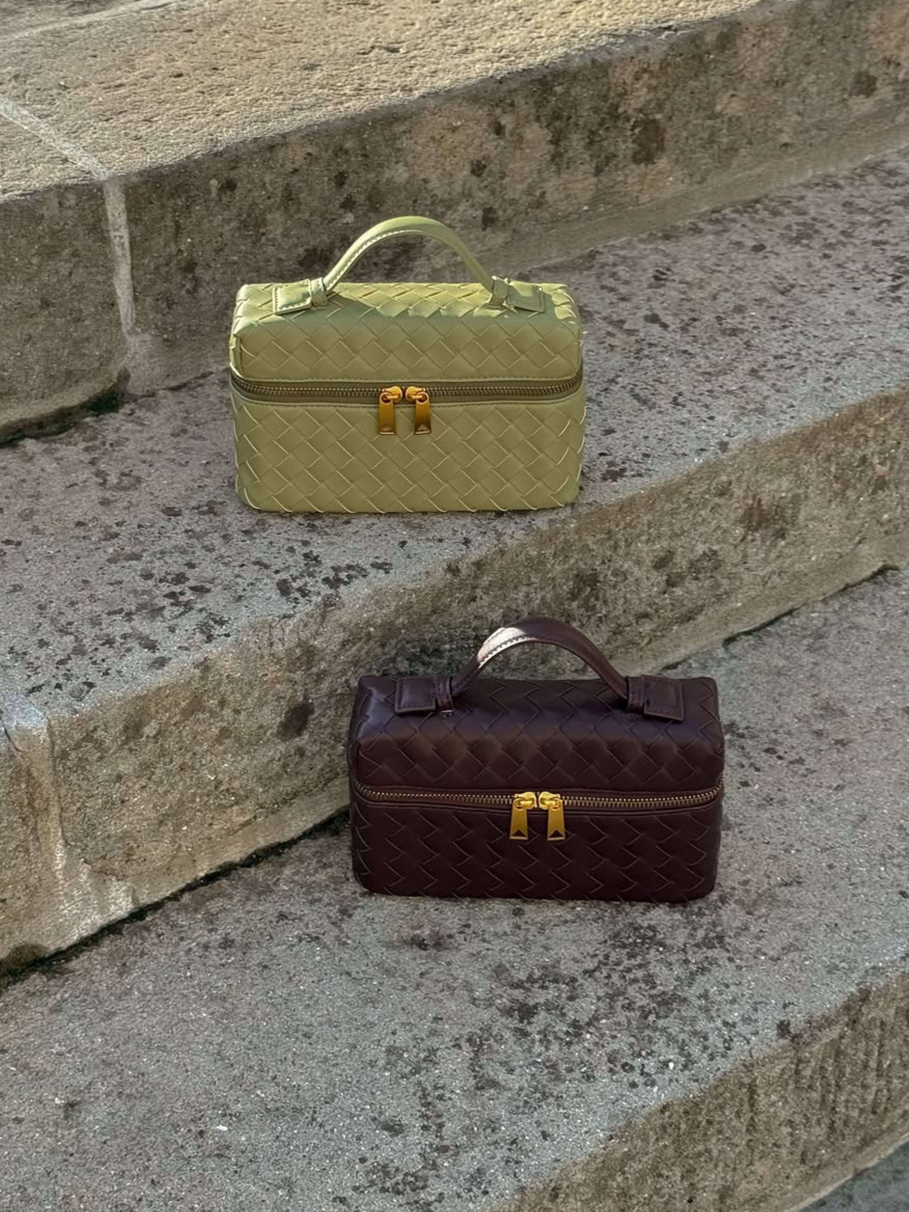 Julia | Strukturierte, glänzende Tasche aus gewebtem Material