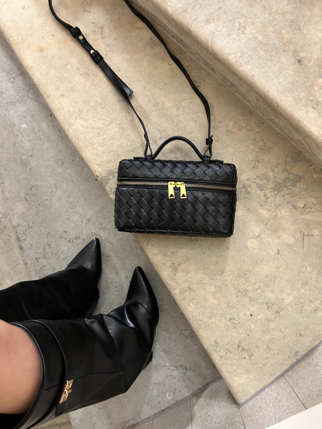 Julia | Strukturierte, glänzende Tasche aus gewebtem Material