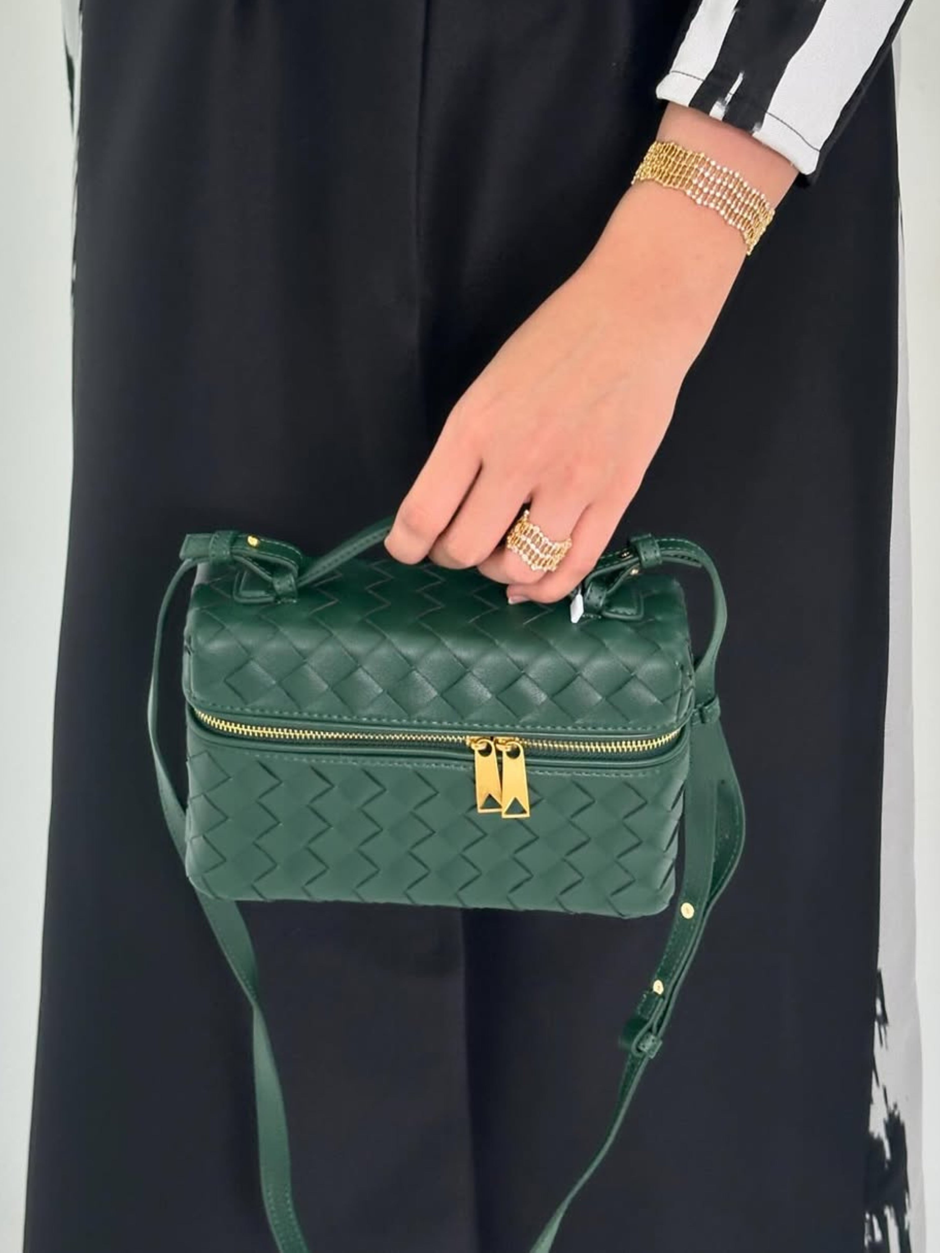 Julia | Strukturierte, glänzende Tasche aus gewebtem Material