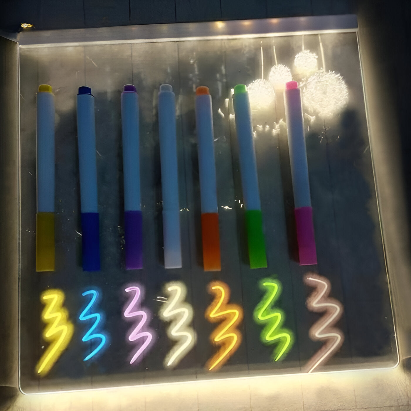 BrightScribe | LED-Memotafel mit 7-Farben-Marker für Zuhause und Büro