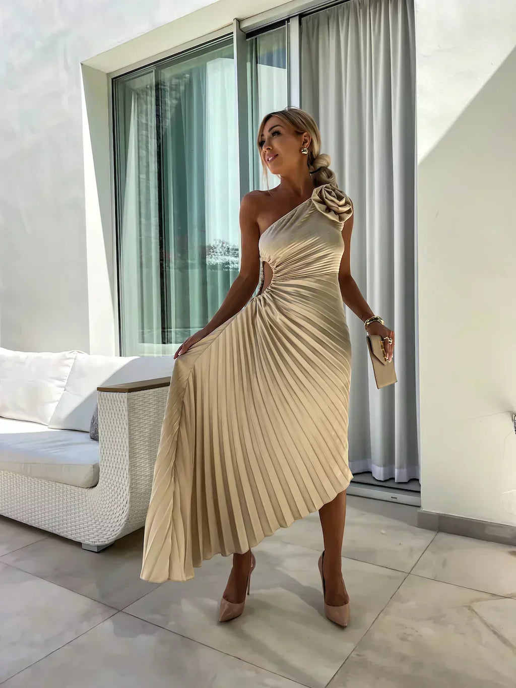 Damen Elegantes Plisseekleid mit Schulterdetails