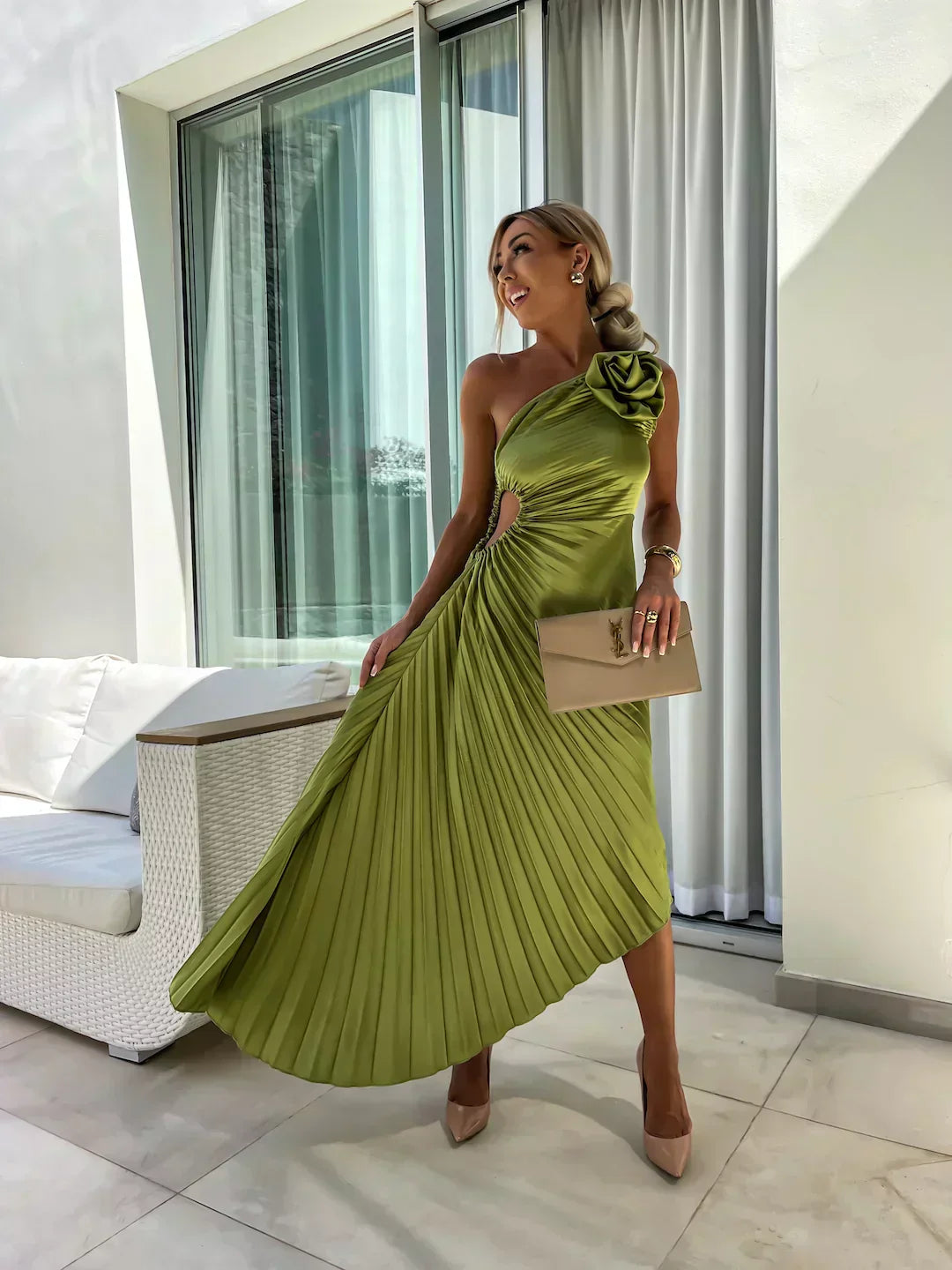 Damen Elegantes Plisseekleid mit Schulterdetails