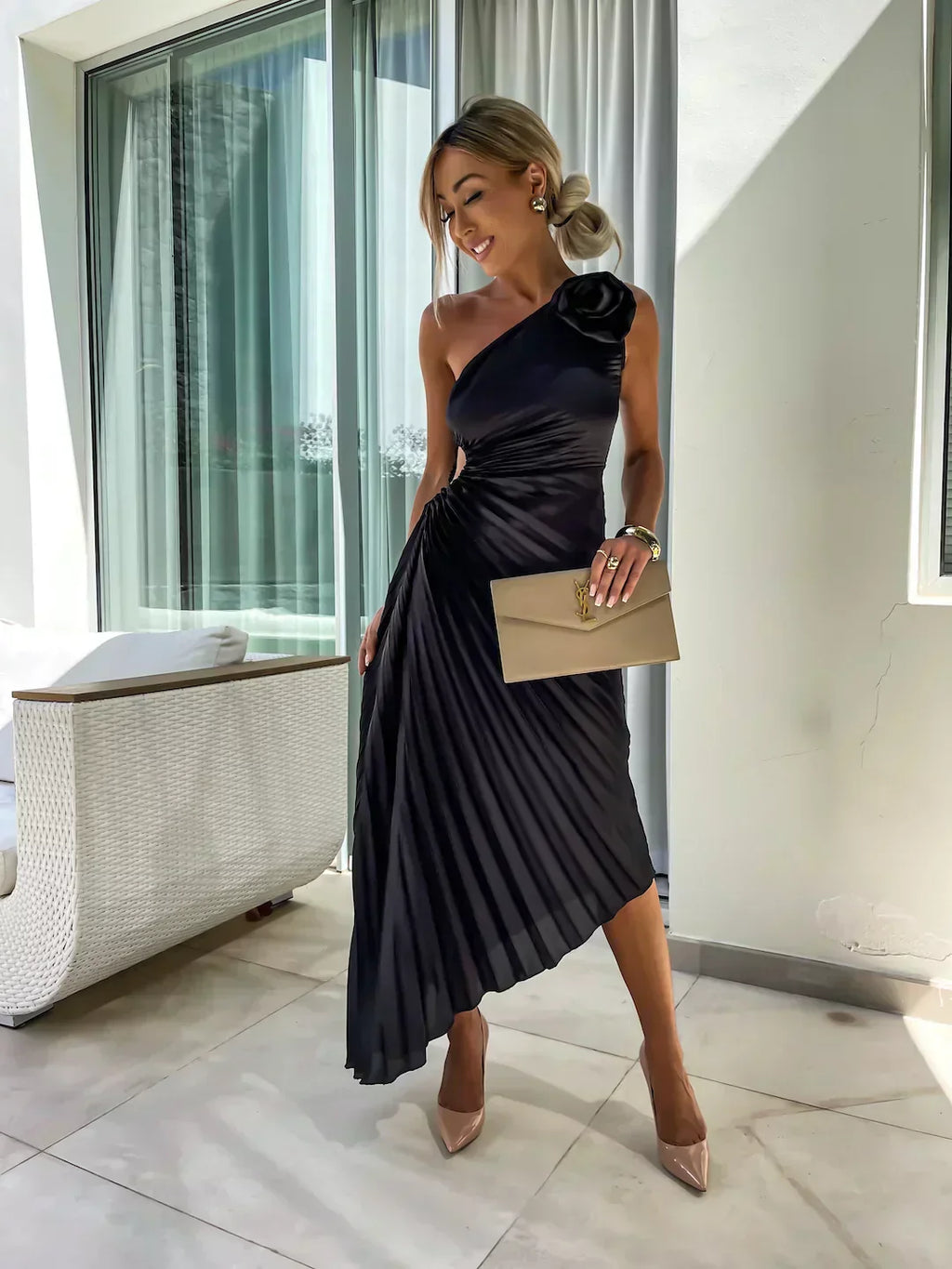 Damen Elegantes Plisseekleid mit Schulterdetails