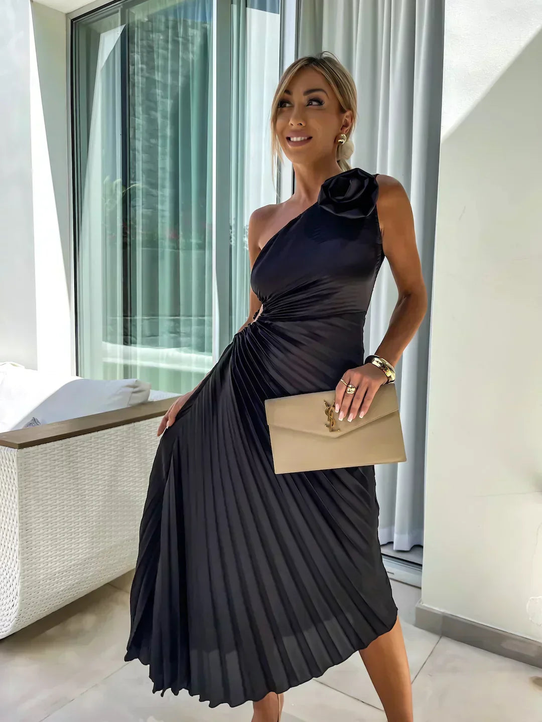 Damen Elegantes Plisseekleid mit Schulterdetails