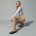Damen Hose mit ausgestelltem Bein in gerippter Softstruktur und hoher Taille