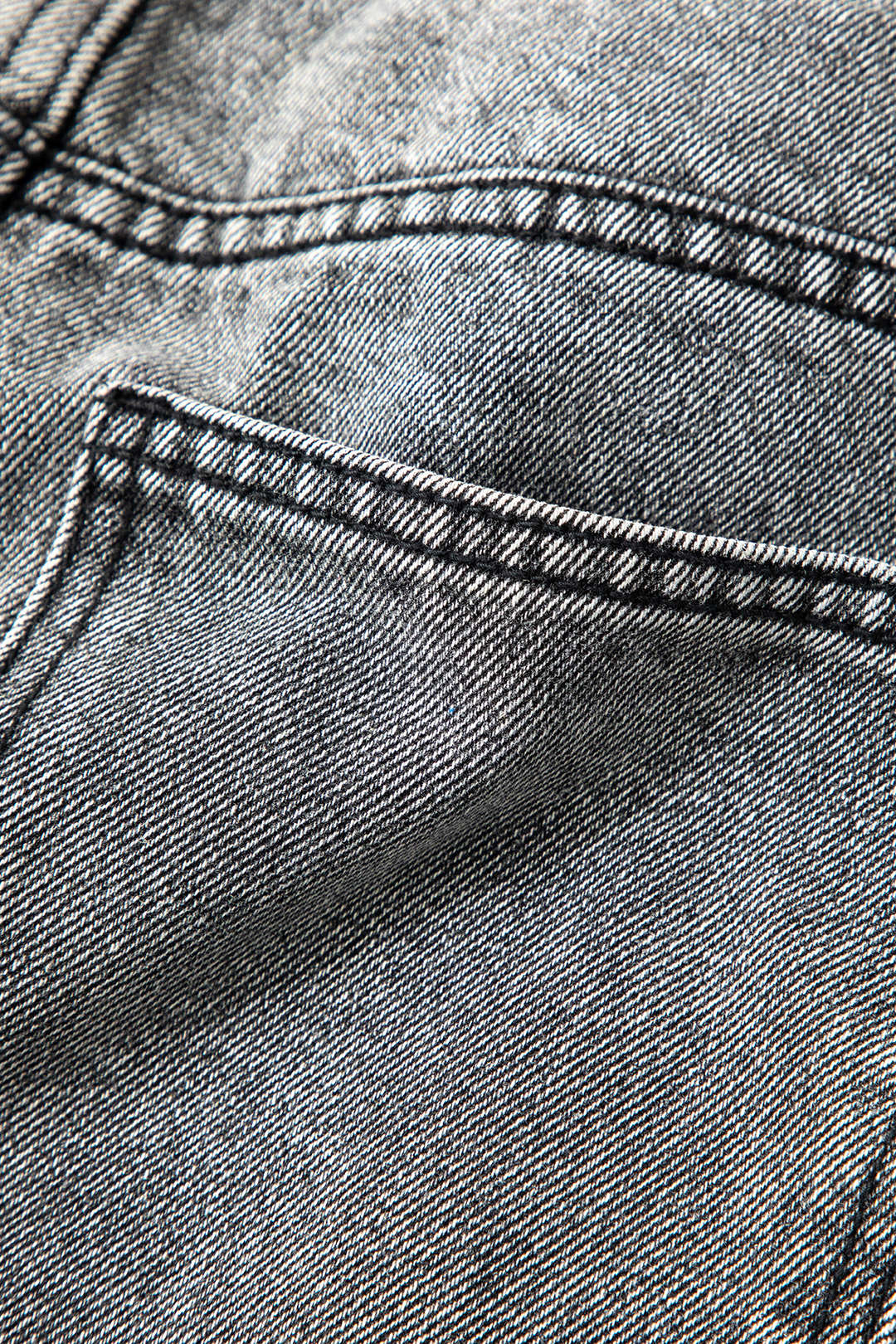 Jeans für Damen mit asymmetrischem Bund und weitem Bein
