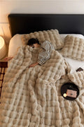 Die Plüschdecke, von der alle sprechen! - WarmWool hält Sie an kalten Tagen warm