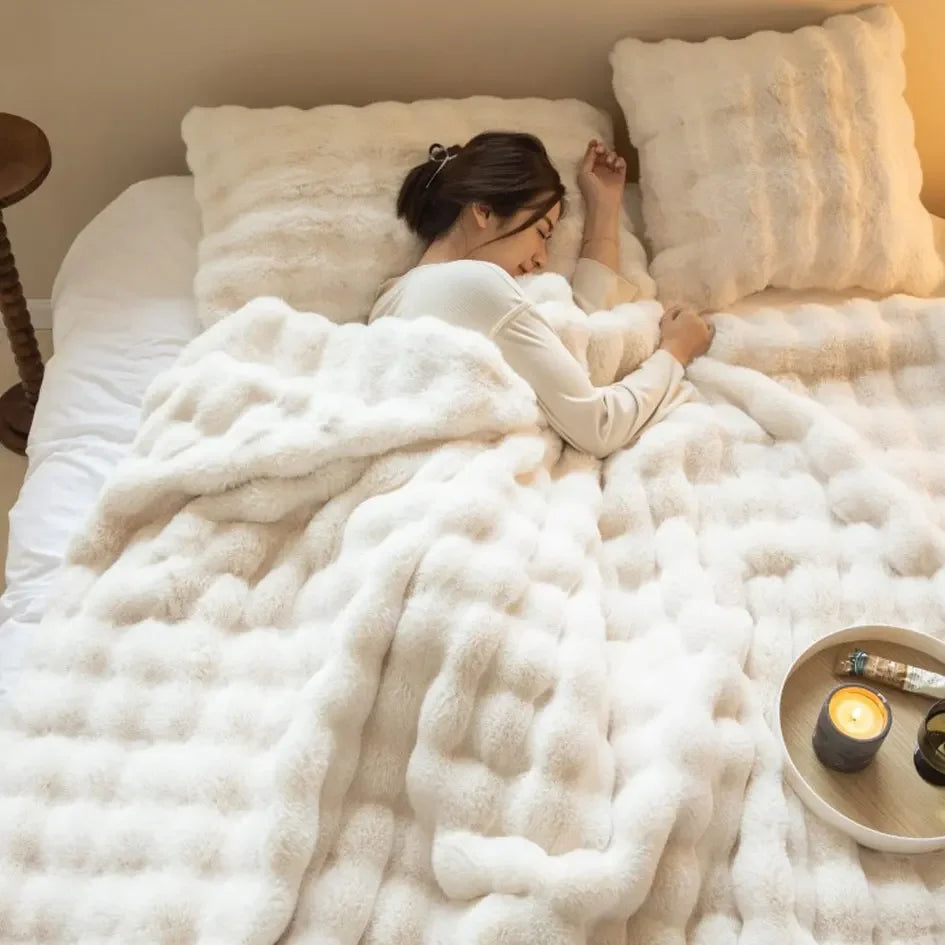 Die Plüschdecke, von der alle sprechen! - WarmWool hält Sie an kalten Tagen warm