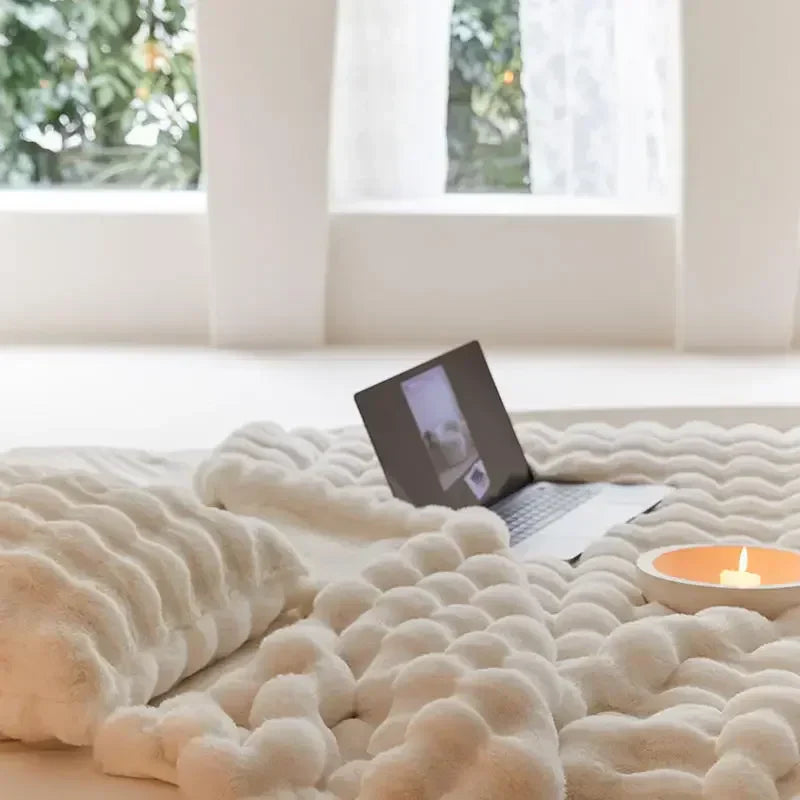 Die Plüschdecke, von der alle sprechen! - WarmWool hält Sie an kalten Tagen warm