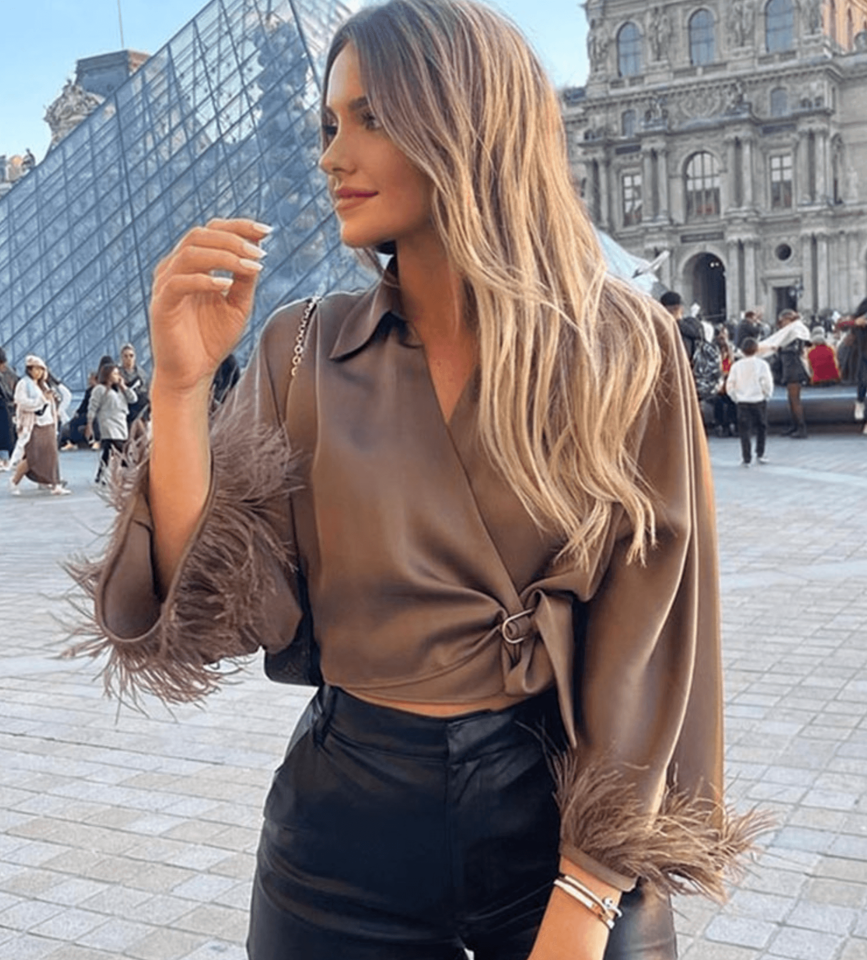 Elegante Satin-Wickelbluse