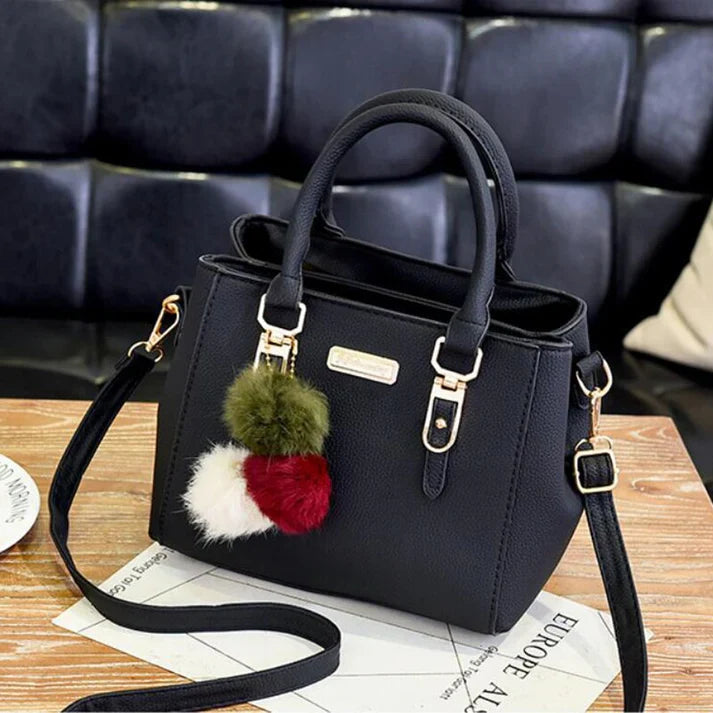 Elegante Damenhandtasche mit Anhänger und Plüschakzenten