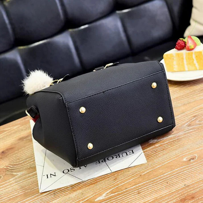 Elegante Damenhandtasche mit Anhänger und Plüschakzenten