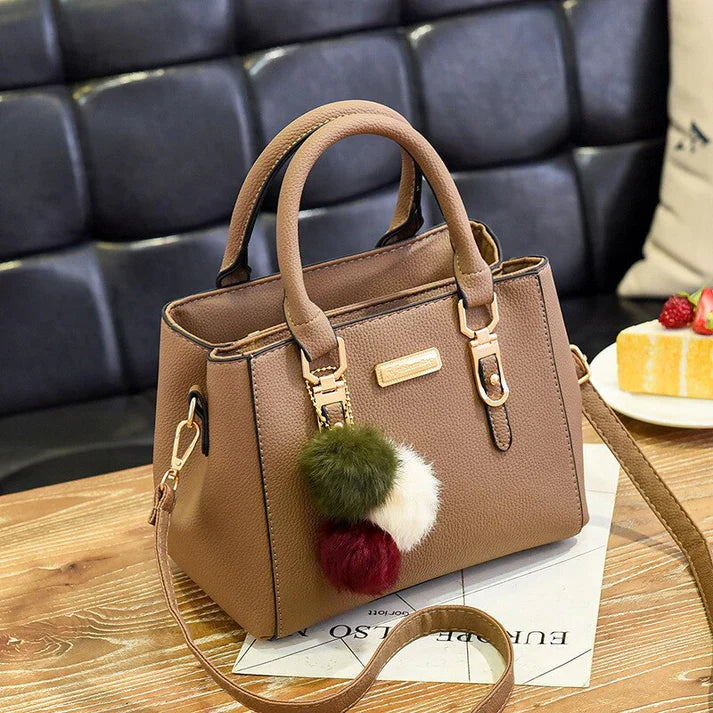 Elegante Damenhandtasche mit Anhänger und Plüschakzenten