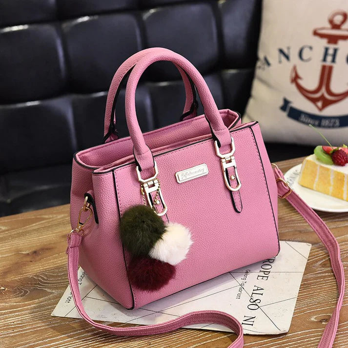 Elegante Damenhandtasche mit Anhänger und Plüschakzenten