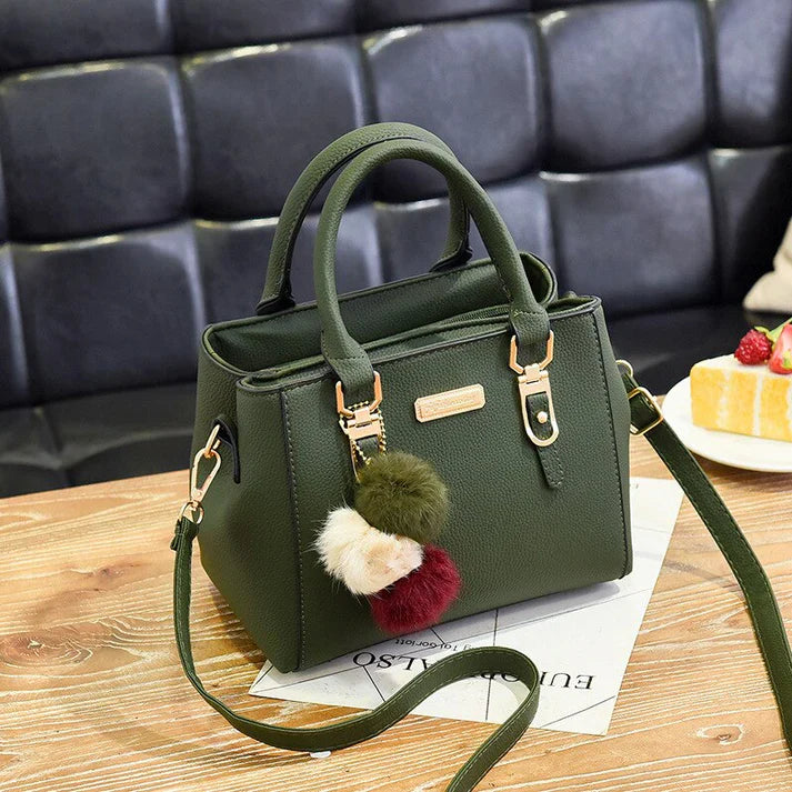 Elegante Damenhandtasche mit Anhänger und Plüschakzenten