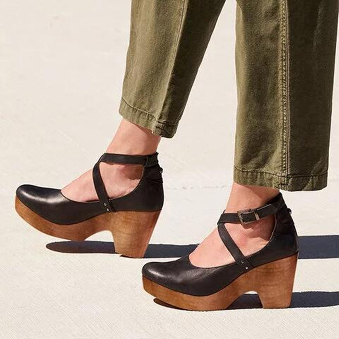 Elegante Keilabsätze mit geschlossener Spitze und verstellbarem Knöchelriemen für Damen