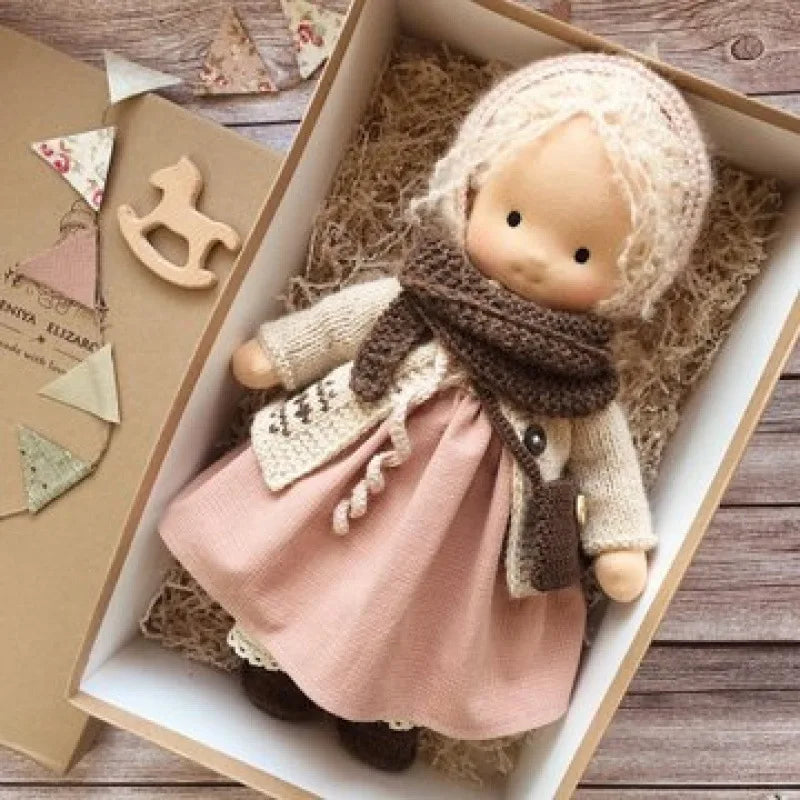Elise | Handgefertigte Waldorf-Plüschpuppe – Weiches Baumwollspielzeug mit Stoffbox | Süß & Kuschelig | Für Kindergeburtstage & täglichen Spielspaß