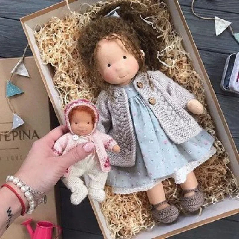Elise | Handgefertigte Waldorf-Plüschpuppe – Weiches Baumwollspielzeug mit Stoffbox | Süß & Kuschelig | Für Kindergeburtstage & täglichen Spielspaß