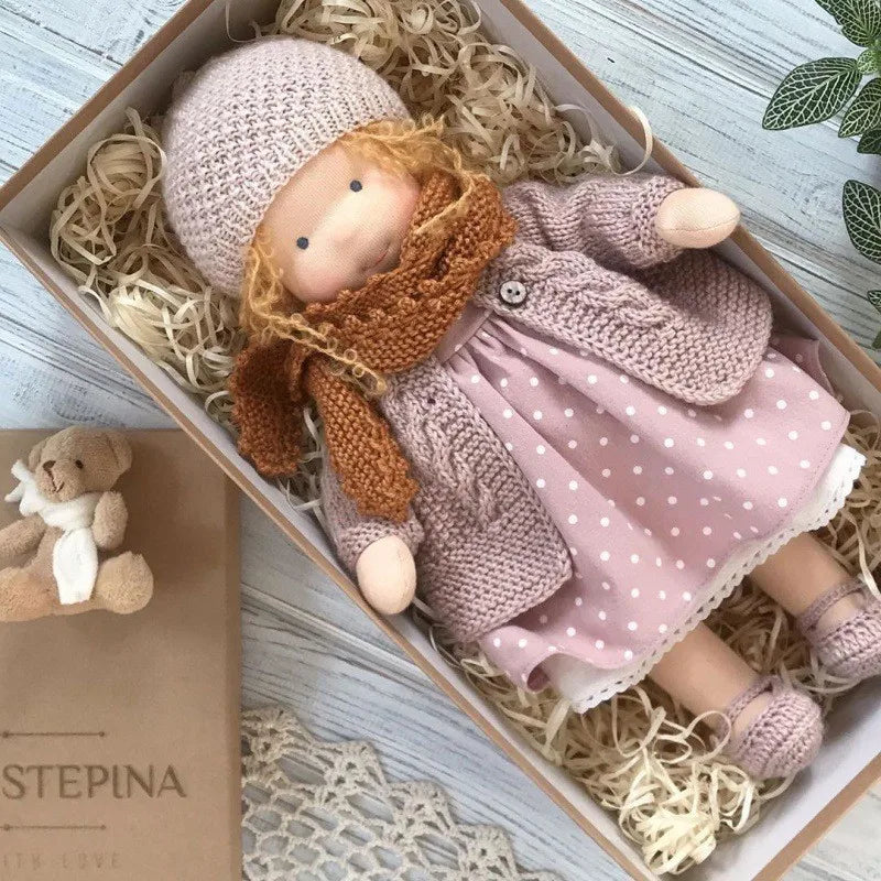 Elise | Handgefertigte Waldorf-Plüschpuppe – Weiches Baumwollspielzeug mit Stoffbox | Süß & Kuschelig | Für Kindergeburtstage & täglichen Spielspaß