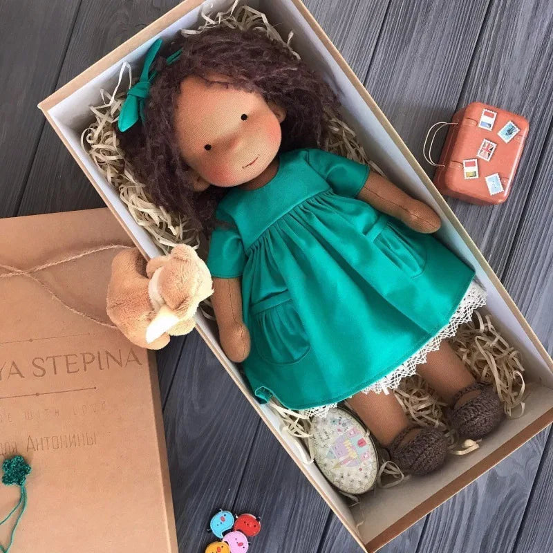 Emma | Handgefertigte Plüschpuppe aus Baumwolle – Waldorf-Kuscheltier mit Stoffbox | Niedlich & kuschelig | Für Kindergeburtstage & Spielspaß im Alltag