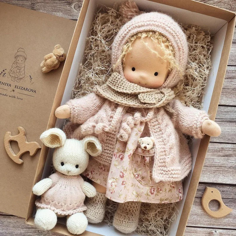 Emma | Handgefertigte Plüschpuppe aus Baumwolle – Waldorf-Kuscheltier mit Stoffbox | Niedlich & kuschelig | Für Kindergeburtstage & Spielspaß im Alltag