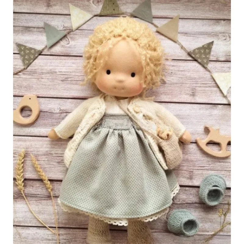 Emma | Handgefertigte Plüschpuppe aus Baumwolle – Waldorf-Kuscheltier mit Stoffbox | Niedlich & kuschelig | Für Kindergeburtstage & Spielspaß im Alltag