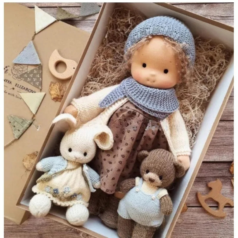 Emma | Handgefertigte Plüschpuppe aus Baumwolle – Waldorf-Kuscheltier mit Stoffbox | Niedlich & kuschelig | Für Kindergeburtstage & Spielspaß im Alltag