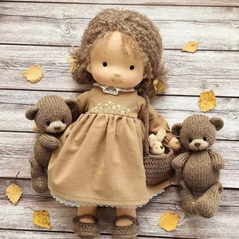 Emma | Handgefertigte Plüschpuppe aus Baumwolle – Waldorf-Kuscheltier mit Stoffbox | Niedlich & kuschelig | Für Kindergeburtstage & Spielspaß im Alltag