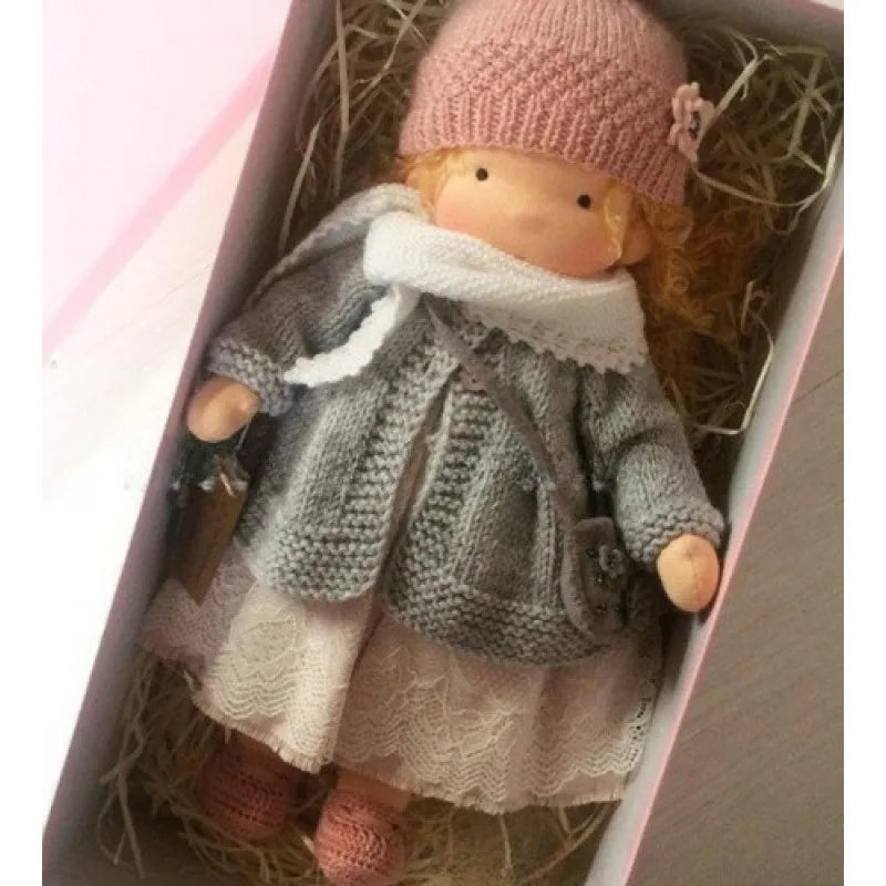 Emma | Handgefertigte Plüschpuppe aus Baumwolle – Waldorf-Kuscheltier mit Stoffbox | Niedlich & kuschelig | Für Kindergeburtstage & Spielspaß im Alltag